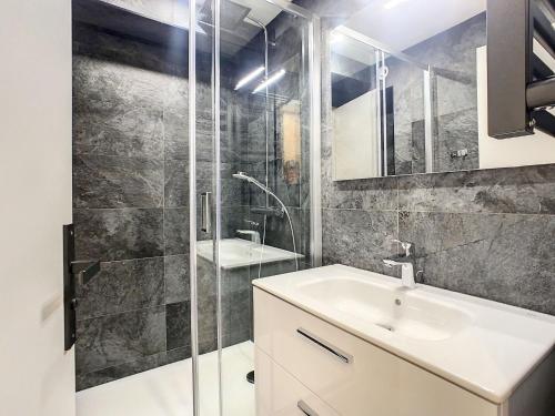 里蒙纽耶Apartment Chavière-12 by Interhome的一间带水槽和淋浴的浴室