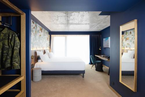 科隆布KOPSTER Hotel Residence Paris Ouest Colombes的卧室配有白色的床和窗户。