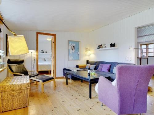 BorupHoliday Home Ilena - 16-3km from the sea in Sealand by Interhome的客厅配有紫色沙发和桌子