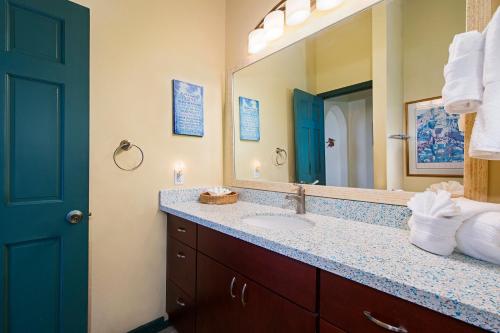 科纳The Cottage的一间带水槽和镜子的浴室