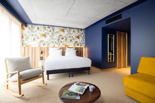 科隆布KOPSTER Hotel Residence Paris Ouest Colombes的一间卧室配有一张床、一张沙发和一张桌子