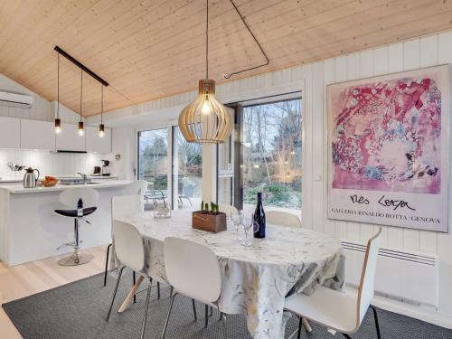 NyrupHoliday Home Thora - 800m from the sea in Sealand by Interhome的一间配备有白色桌椅的用餐室