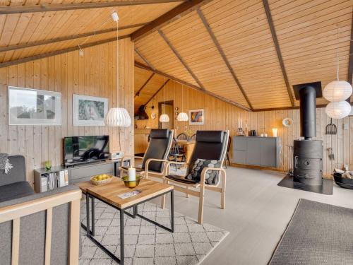 FøllenslevHoliday Home Ija - 200m from the sea in Sealand by Interhome的客厅设有木镶板和燃木炉。