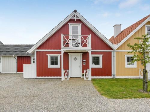 布罗Holiday Home Bleike - 250m from the sea in Funen by Interhome的红色和黄色的谷仓,有白色的门