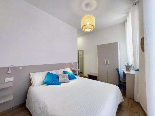 圣贝内代托-德尔特龙托Affittacamere Casa Lilibet的卧室配有带蓝色枕头的大型白色床