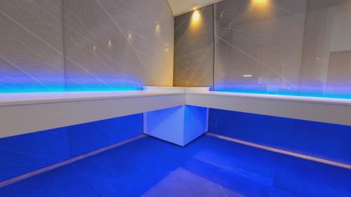 杜柏阿登海岸度假村的一间蓝色灯光的浴室