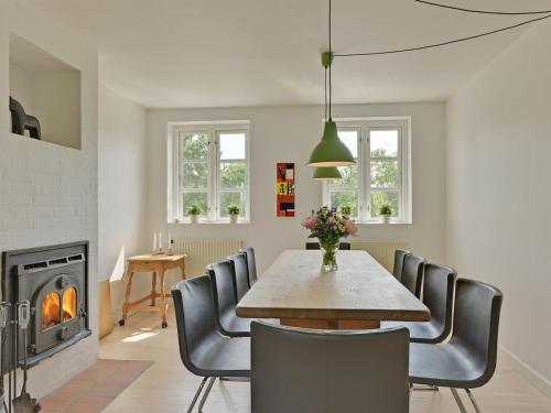 阿森斯Holiday Home Ansbert - 150m from the sea in Funen by Interhome的一间带桌椅和壁炉的用餐室