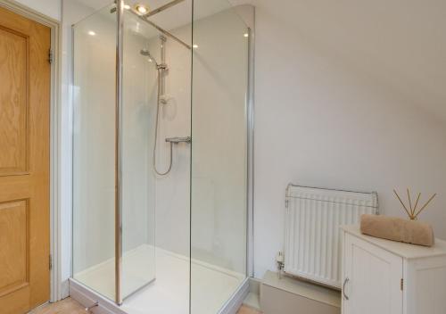 AttlebridgeLittle Owl Loft的浴室里设有玻璃门淋浴