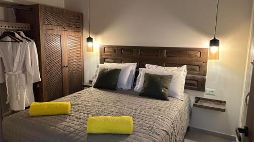 锡米Amalthea Luxury Suites的一间卧室配有一张黄色枕头的床