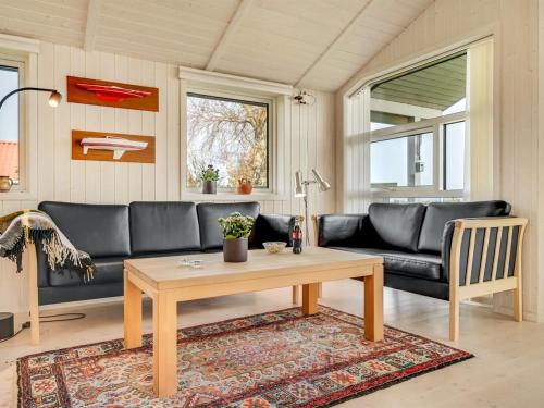 腓特烈西亚Holiday Home Duschanka - 50m to the inlet in SE Jutland by Interhome的客厅配有沙发和桌子
