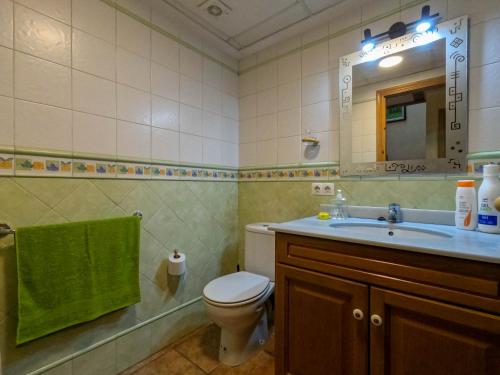 El CastellCAN CALCETER的一间带卫生间、水槽和镜子的浴室