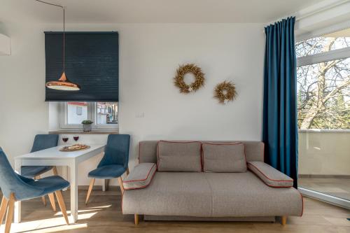 泽敏Apartments Pausa的客厅配有沙发和桌子