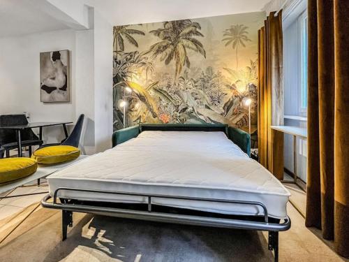 蒙特勒Quiet & Comfy apartment on Av du Casino的卧室配有一张壁画床