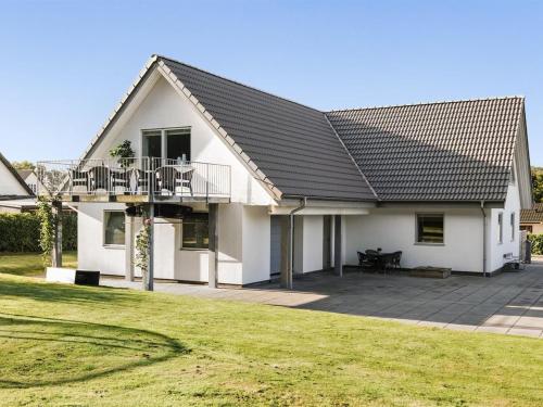 诺尔赫鲁普Holiday Home Atanasij - from the sea in NE Jutland by Interhome的黑色屋顶的白色房子