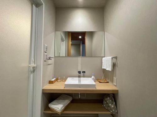 关西国际机场关西机场松庭别馆的浴室设有白色水槽和镜子