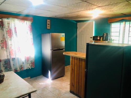 塞罗蓬塔Bambito´s Café & Hostel的厨房配有不锈钢冰箱和台面