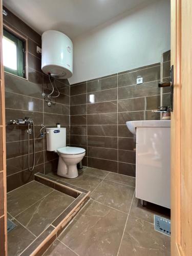 新瓦罗什Brvnare Puljci的一间带卫生间和水槽的浴室