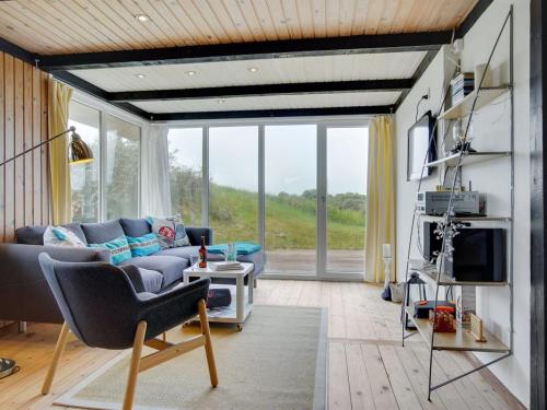 约灵Holiday Home Stella - 700m from the sea in NW Jutland by Interhome的带沙发和电视的客厅