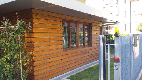 奥里奥阿塞里奥SelfMatic的一座带窗户的木制建筑