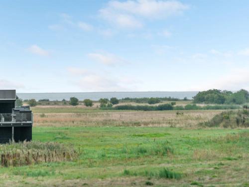 腓特烈港Holiday Home Anabel - 500m from the sea in NE Jutland by Interhome的中间有一座建筑的田野