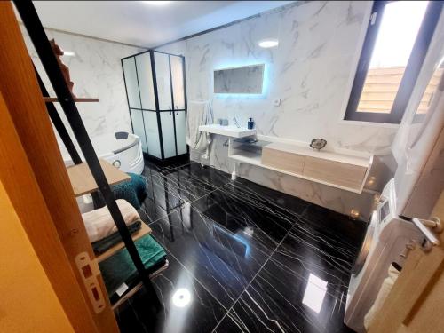诺伊斯·勒·格兰德chambres privées dans maison bord de marne proche Disney et Paris的一间带水槽和镜子的浴室