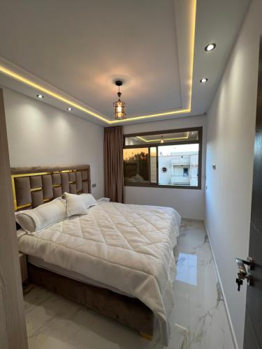 纳祖尔1 apartment de luxe hay almatar的一间卧室设有一张大床和一个窗户。