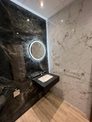 纳祖尔1 apartment de luxe hay almatar的一间带水槽和镜子的浴室