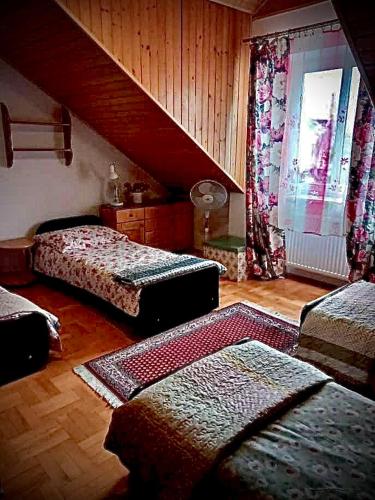 沃维奇Pokój prywatny 4 osobowy ze wspólna kuchnia i łazienka的一间带两张床和楼梯的客厅