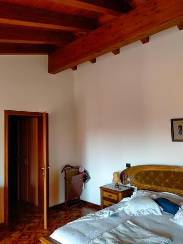 BocconMargherita的一间卧室设有一张床和木制天花板