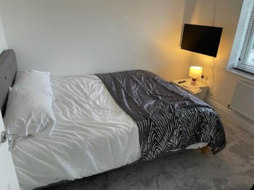 科比*BRAND NEW* renovated 3 bed with parking & WIFI的床上有黑白毯子