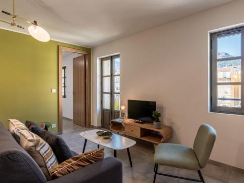 科尔特Apartment Padova T2 sup by Interhome的带沙发和电视的客厅