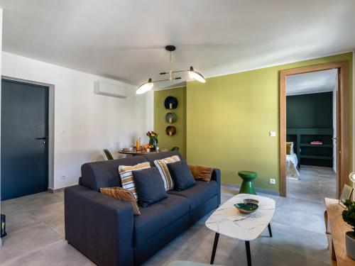 科尔特Apartment Padova T2 sup by Interhome的客厅配有蓝色的沙发和桌子