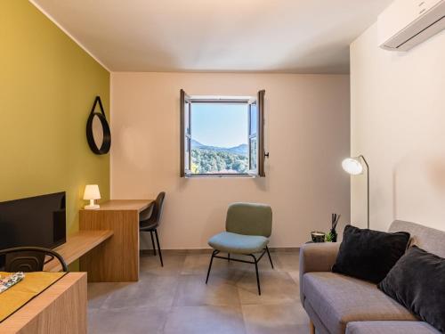 科尔特Apartment Padova T2 by Interhome的带沙发、桌子和窗户的客厅