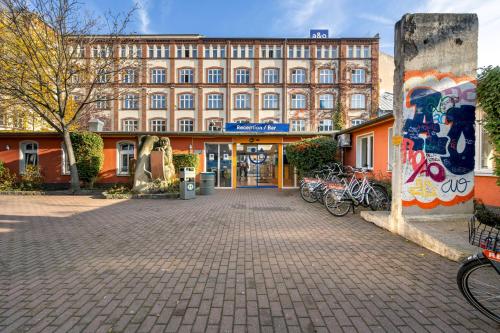 柏林A＆OA&O经济型连锁酒店柏林弗里德里希斯海因店的一座大型建筑,前面停放着自行车