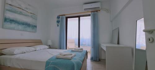 帕拉利米尼STAY EasyDream Maisonette的白色的卧室设有床和窗户