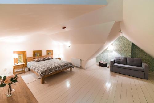 尤尔马拉金塔尔斯度假屋的一间大卧室,配有一张床和一张沙发