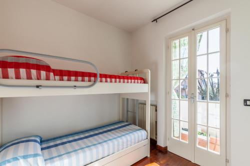 马里纳迪马萨Casa Valdosti的一间卧室设有两张双层床和一扇窗户。