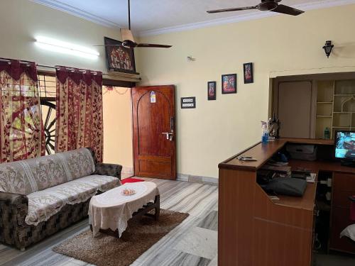 维沙卡帕特南The Padmavathi Guest House - Vizag的客厅配有沙发和桌子