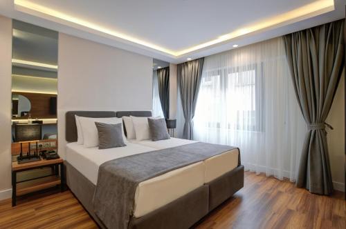 伊斯坦布尔Depiero Hotel Karaköy的一间卧室设有一张大床和一个窗户。