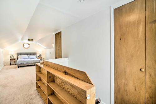明尼阿波利斯Minneapolis Vacation Rental Near Lake Harriet的一间卧室配有一张床和一个木制梳妆台