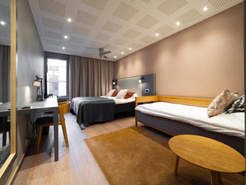 图尔库图尔库中央酒店的酒店客房配有两张床和一张书桌