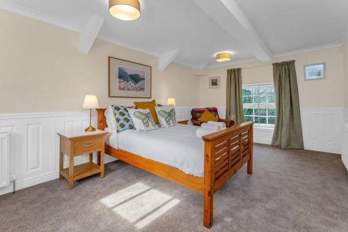 WhittingehameStylish country home near East Linton and Edinburgh的一间卧室设有一张大床和一个窗户。