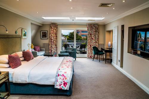 都柏林罗科斯福德酒店的酒店客房设有一张床和一个阳台。