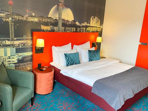 斯德哥尔摩ProfilHotels Nacka的配有一张床和一把椅子的酒店客房