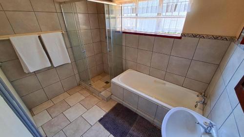 萨比Pine Forest Cottage的带浴缸、卫生间和盥洗盆的浴室