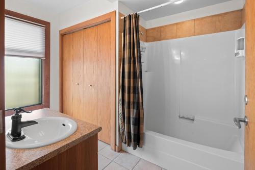 维多利亚Bridge View Suite by Iris Properties!的浴室配有白色水槽和淋浴。