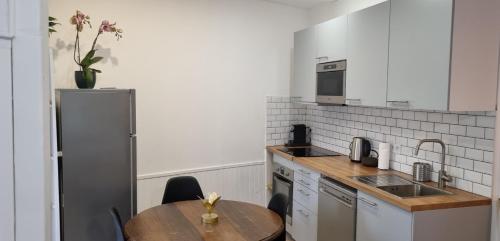 洛什Logement cosy centre Loches的厨房配有桌子和冰箱