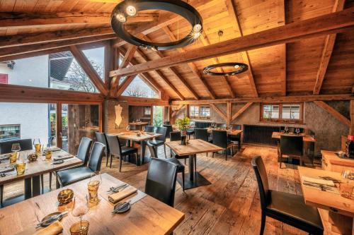 拉纳Stadele的餐厅设有木制天花板和桌椅