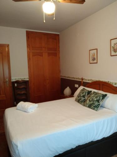 代尔特布雷El raconet del Riu的卧室配有一张白色大床