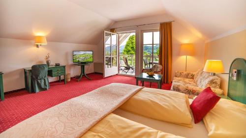 蒙德塞德拉晨万蒙德斯酒店的一间带大床的卧室和一间客厅